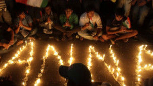 成千上万民众烛光守夜支持哈扎雷的反腐斗争。