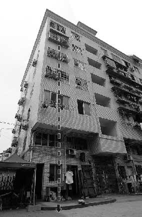女子六楼坠落男子空手接住两人无生命危险（图）