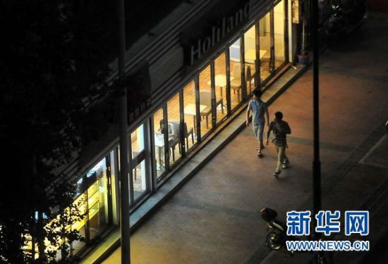 7月26日，郑州市临街的商铺开灯营业。当日下午，郑州市区阴云密布，宛如黑夜，随即出现雷电，并伴有大风和强降水，当地气象部门已发布雷电黄 色预警信号。新华社记者 王颂 摄