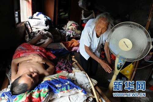 95岁驼背母亲照顾60岁瘫儿亲手喂饭端尿盆（图）（2）