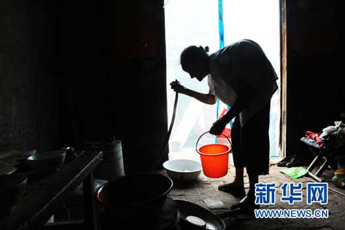 95岁驼背母亲照顾60岁瘫儿亲手喂饭端尿盆（图）（3）