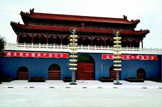 位于岐山县五丈原镇的这座三层仿古建筑红墙黄瓦、飞檐彩绘,酷似“天安门”