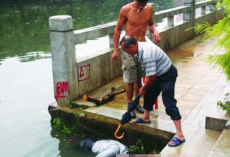 市民捞起浮尸 治保队骂多管闲事推回河