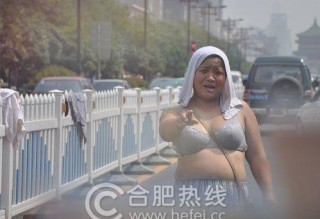 西安最牛女收费员：仅穿着内衣清凉上路