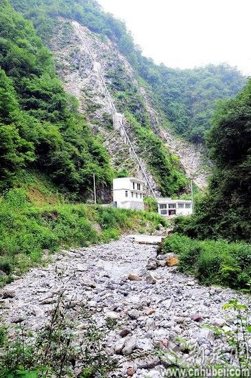 神农架林区宋洛乡水河电站的水流，又被大山隧道引到下一座电站发电，原来的河道完全干涸 记者陈勇 王昱晔摄