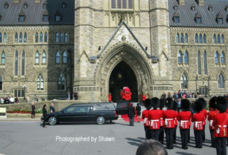 加拿大人是否应该为林顿先生举行国葬？