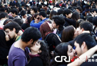 智利首都100多名学生集体接吻呼吁教改