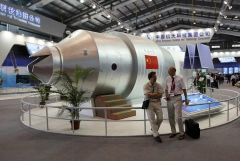 第8届中国国际航空与航天博览会上展出的天宫一号空间实验室模型