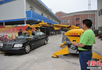 中国“首善”陈光标自砸奔驰车 倡环保