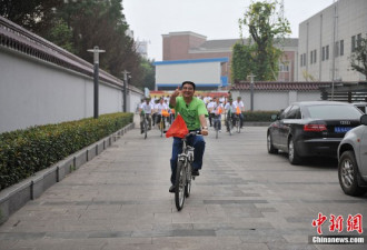 中国“首善”陈光标自砸奔驰车 倡环保