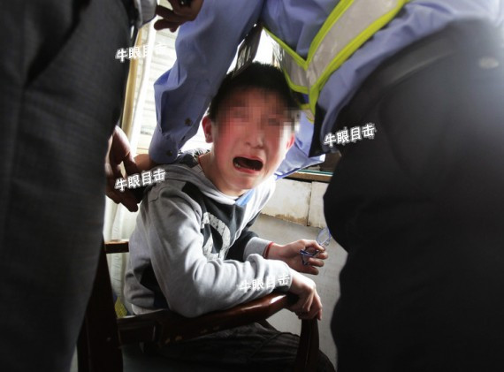 牛过李天一:12岁少年偷驾轿车 连连闯祸被吓惨(组图)