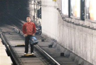 北京地铁一名男子跳下地铁 高喊让我死