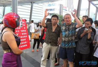 深圳“乳神”闹市着低胸长裙 自求摸胸