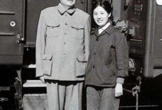张玉凤江青扣手合照 与丈夫和儿女合影