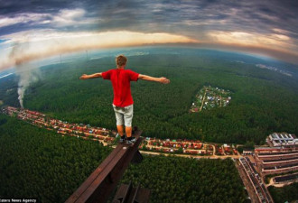 俄男孩置身建筑物顶端拍高空惊叹美景