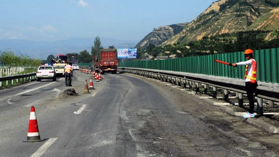 甘肃87亿建成的高速公路通车80天后成“搓板”(高清组图)