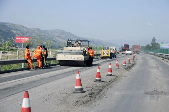 甘肃87亿建成的高速公路通车80天后成“搓板”(高清组图)