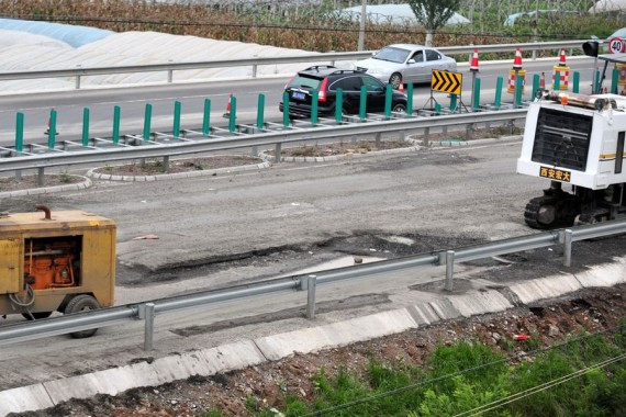 甘肃87亿建成的高速公路通车80天后成“搓板”(高清组图)