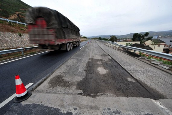 甘肃87亿建成的高速公路通车80天后成“搓板”(高清组图)