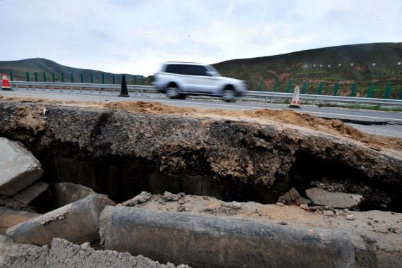 甘肃87亿建成的高速公路通车80天后成“搓板”(高清组图)