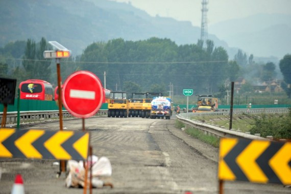 甘肃87亿建成的高速公路通车80天后成“搓板”(高清组图)