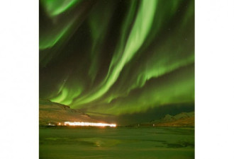 冰岛北极光壮观美景：绿紫相间似火焰