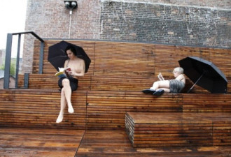 纽约女孩街头裸体读书 力促裸胸合法化