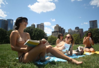 纽约女孩街头裸体读书 力促裸胸合法化