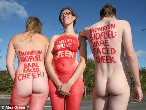 环保人士到机场裸身抗议
