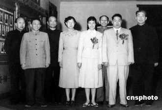 老照片：毛泽东次子毛岸青与邵华结婚照