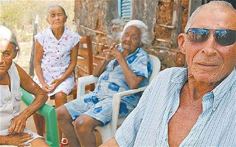 巴西老头奥利维拉（右）与妻子结婚后又与小姨子和岳母有染，90高龄有50名后代。