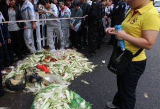 贵州小学给学生吃烂菜 家长围堵学校门
