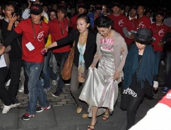董卿出席华东师大校庆场面混乱 凸显学生素质低?(组图)