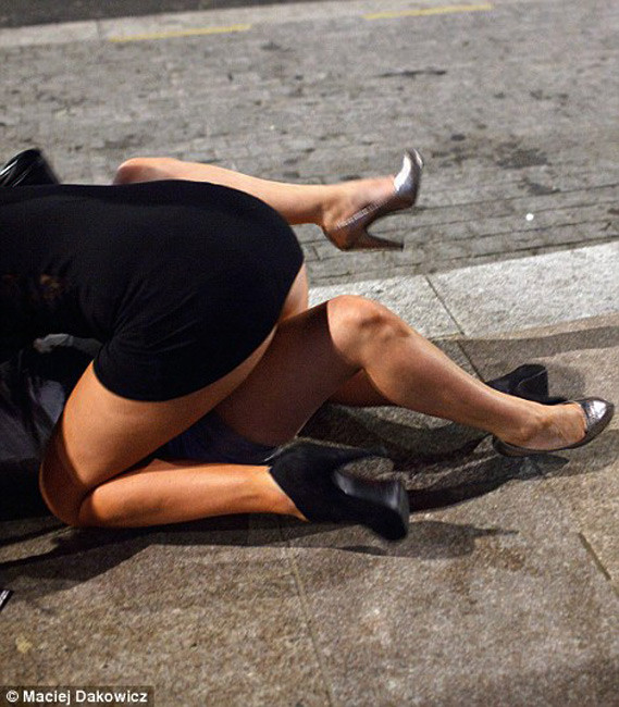 纪实：夜后的英国卡迪夫街头 捕捉醉酒百态(高清组图)