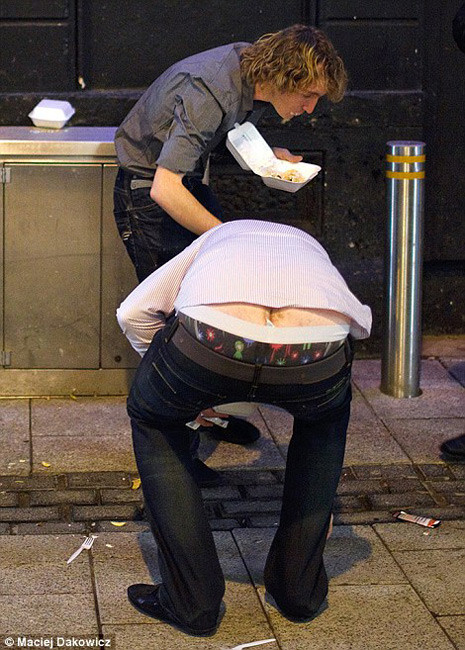 纪实：夜后的英国卡迪夫街头 捕捉醉酒百态(高清组图)