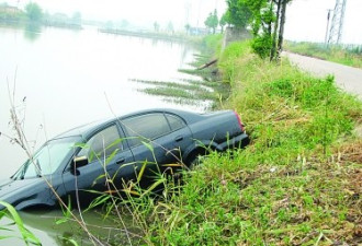 男子开着新车送女友 频频亲吻冲入河中