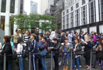 直击iPhone4S纽约首发 排队半数为华人