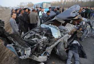 农用车撞烂宝马 导致宝马车内两人死亡