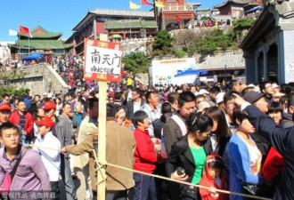 国庆期间游客潮汹 泰山一天扔八吨垃圾