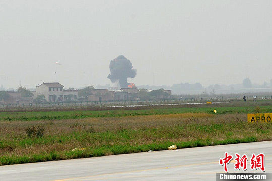14日上午，2011中国国际通用航空大会在陕西蒲城举行飞行表演时，一架飞豹战机出现意外坠机。图为坠毁后现场腾起硝烟。张远 摄