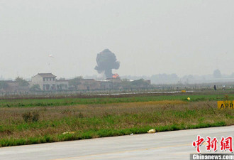 飞豹战机表演时坠毁 1名飞行员仍失踪