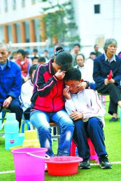 孩子和家长在现场相拥而泣