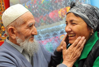 新疆116岁老人梅开四度：迎娶52岁妻