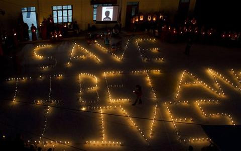 2011年10月8号流亡印度的藏人用烛光纪念今年死于自焚的藏人