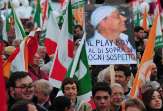 意大利裸女参加万人游行 要求总理下台