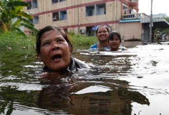 实拍泰国洪灾持续泛滥 曼谷市区成汪洋