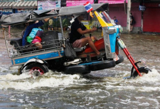 实拍泰国洪灾持续泛滥 曼谷市区成汪洋