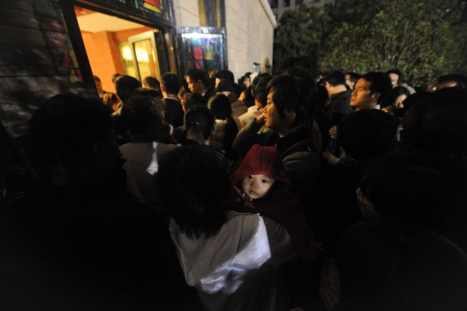 上海几日前被砸的楼盘在深夜降价 引来市民排队抢购(组图)