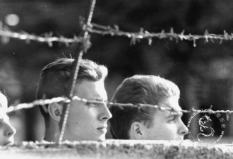 老照片：东德男子冒死翻越柏林墙全过程
