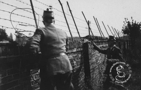 老照片：实拍东德男子冒死翻越柏林墙全过程(组图)